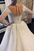 Elfenbeinweißes langes Ärmel-Knopf-Brautkleid mit V-Ausschnitt und vollständig bedeckten Perlen