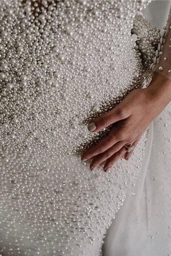 Elfenbeinweißes langes Ärmel-Knopf-Brautkleid mit V-Ausschnitt und vollständig bedeckten Perlen