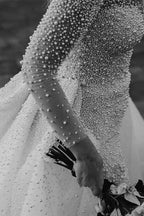 Elfenbeinweißes langes Ärmel-Knopf-Brautkleid mit V-Ausschnitt und vollständig bedeckten Perlen