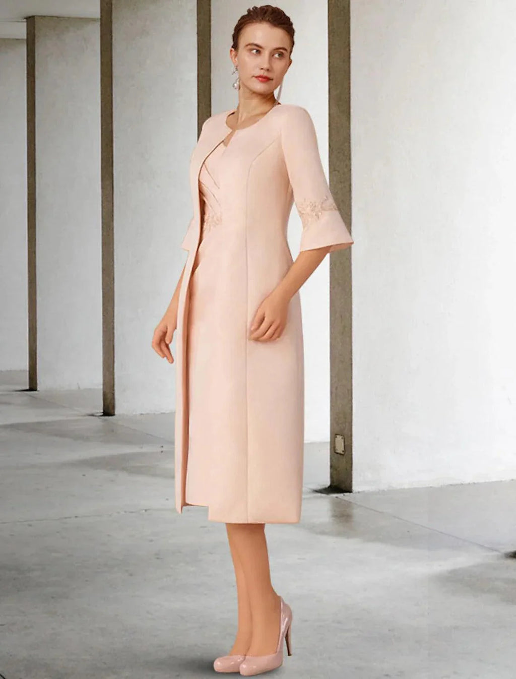 Zweiteiliges Etuikleid/Säulenkleid für die Brautmutter, elegant, für die Kirche, für den Winter, mit Jacke, kurze Ärmel, V-Ausschnitt, knielang, Spitze, Stretch-Chiffon, Applikationen, seitlich drapiert