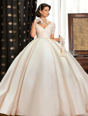 Verlobungs- und formelle Herbst-Brautkleider, Ballkleid, V-Ausschnitt, kurze Ärmel, Hofschleppe, Satin-Brautkleider mit gerüschter Volltonfarbe