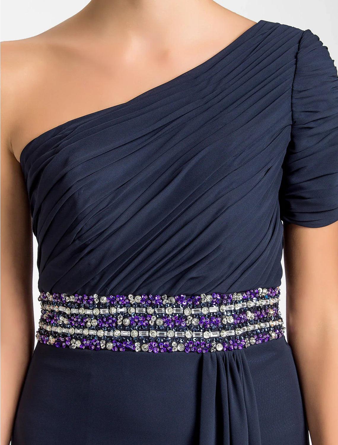 Vestido de mãe da noiva com bainha/coluna, brilhante e cintilante, um ombro só, comprido, chiffon, manga curta, com drapeado de missangas, drapeado lateral