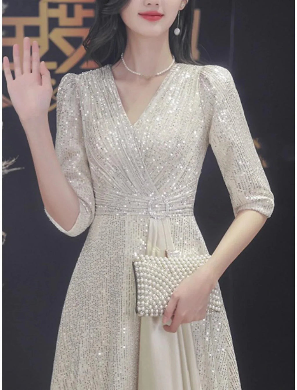 Elegantes Sparkle &amp; Shine Petite-Kleid für Hochzeitsgäste mit V-Ausschnitt, Schleppe, Pailletten, Halbarm und Falten, Kristallbrosche