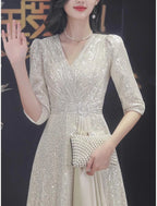 Elegantes Sparkle &amp; Shine Petite-Kleid für Hochzeitsgäste mit V-Ausschnitt, Schleppe, Pailletten, Halbarm und Falten, Kristallbrosche