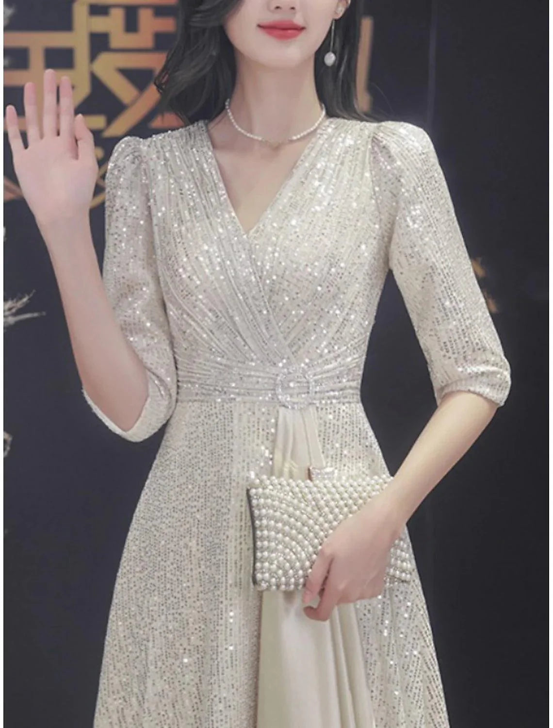 Vestido de mãe da noiva elegante, com brilho e cintilante, decote em V, cauda longa, lantejoulas, manga curta, pregas, pregadeira de cristal