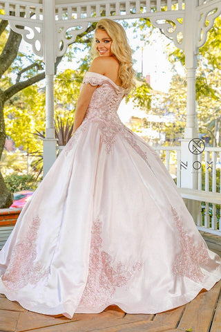 Schulterfreies Ballkleid mit Spitzenapplikation von Nox Anabel U802