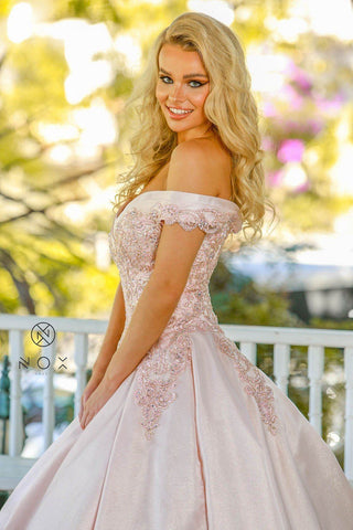Schulterfreies Ballkleid mit Spitzenapplikation von Nox Anabel U802