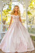 Robe de bal décolletée bretelles tombantes avec application de dentelle par Nox Anabel U802