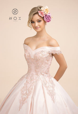 Schulterfreies Ballkleid mit Spitzenapplikation von Nox Anabel U802