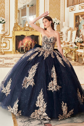 Trägerloses Ballkleid mit Spitzenapplikation von Ladivine 15715