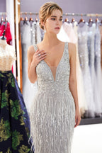 Último vestido de noite comprido sereia com decote em V, franjas e tule