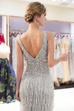 Último vestido de noite comprido sereia com decote em V, franjas e tule