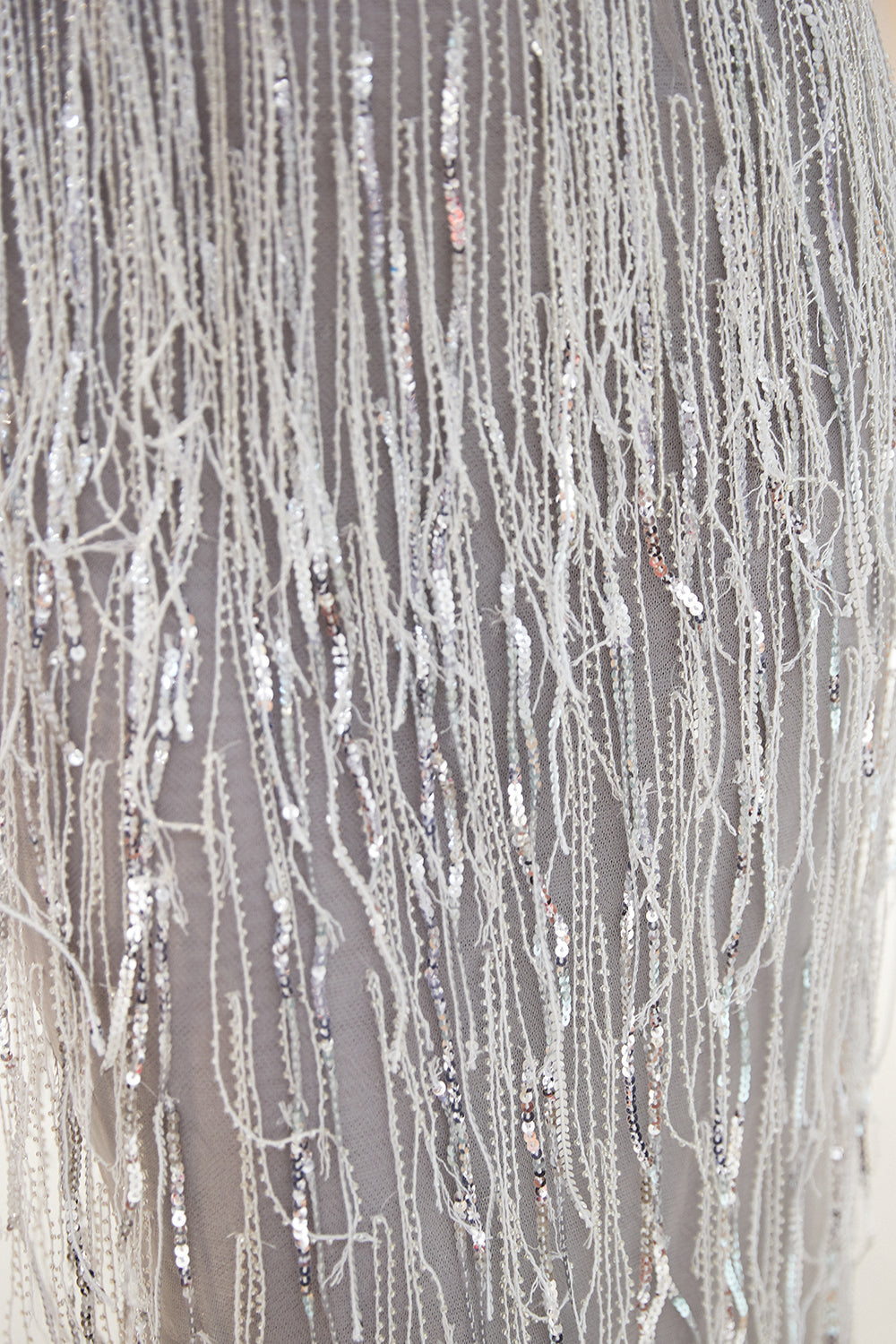 Último vestido de noite comprido sereia com decote em V, franjas e tule