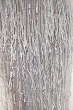 Último vestido de noite comprido sereia com decote em V, franjas e tule