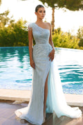 Vestido de fiesta sirena largo de un hombro con lentejuelas y plumas