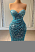 Vestido de baile azul claro com decote em coração sem alças, design sem mangas e enfeites de lantejoulas