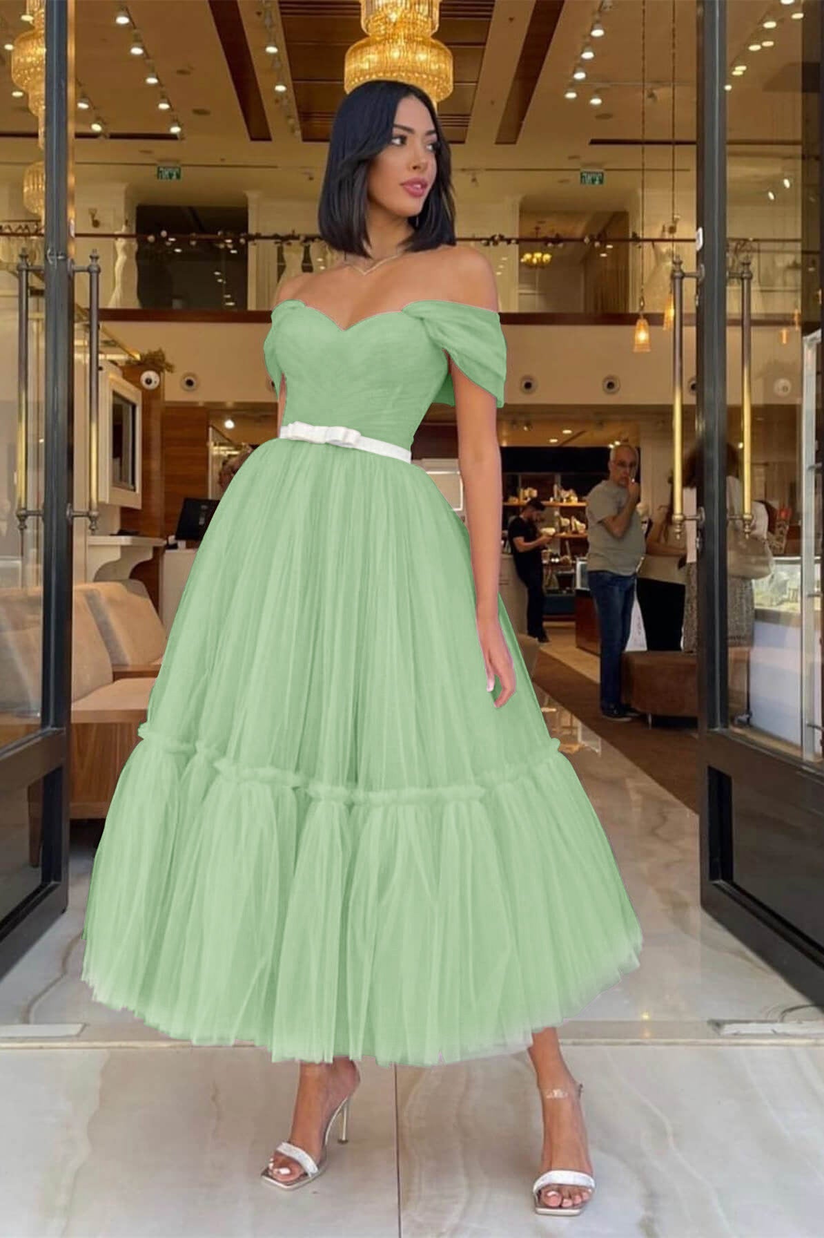 Vestido de festa curto verde-escuro, em tule, com decote em coração e ombros à mostra, com cintos