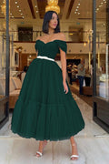 Dunkelgrünes, kurzes, schulterfreies Tüll-Abendkleid mit Herzausschnitt und Gürteln