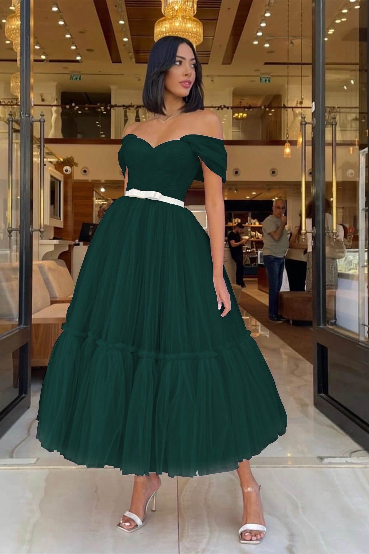 Vestido de festa curto verde-escuro, em tule, com decote em coração e ombros à mostra, com cintos