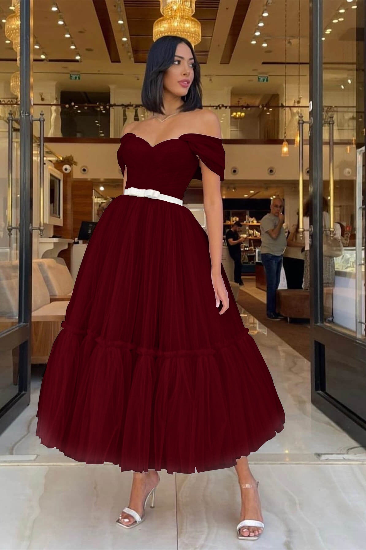 Vestido de festa curto verde-escuro, em tule, com decote em coração e ombros à mostra, com cintos