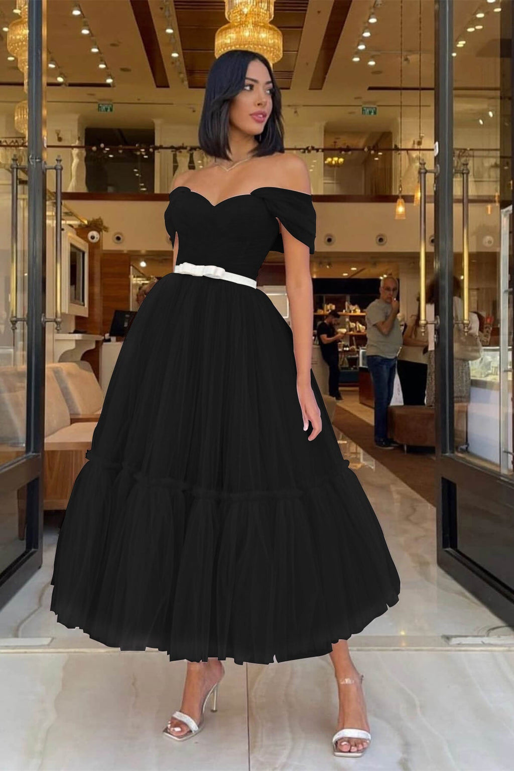 Dunkelgrünes, kurzes, schulterfreies Tüll-Abendkleid mit Herzausschnitt und Gürteln