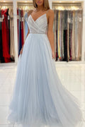Vestido de fiesta largo color azul cielo en línea A con tirantes de espagueti, tul y espalda abierta con cuentas