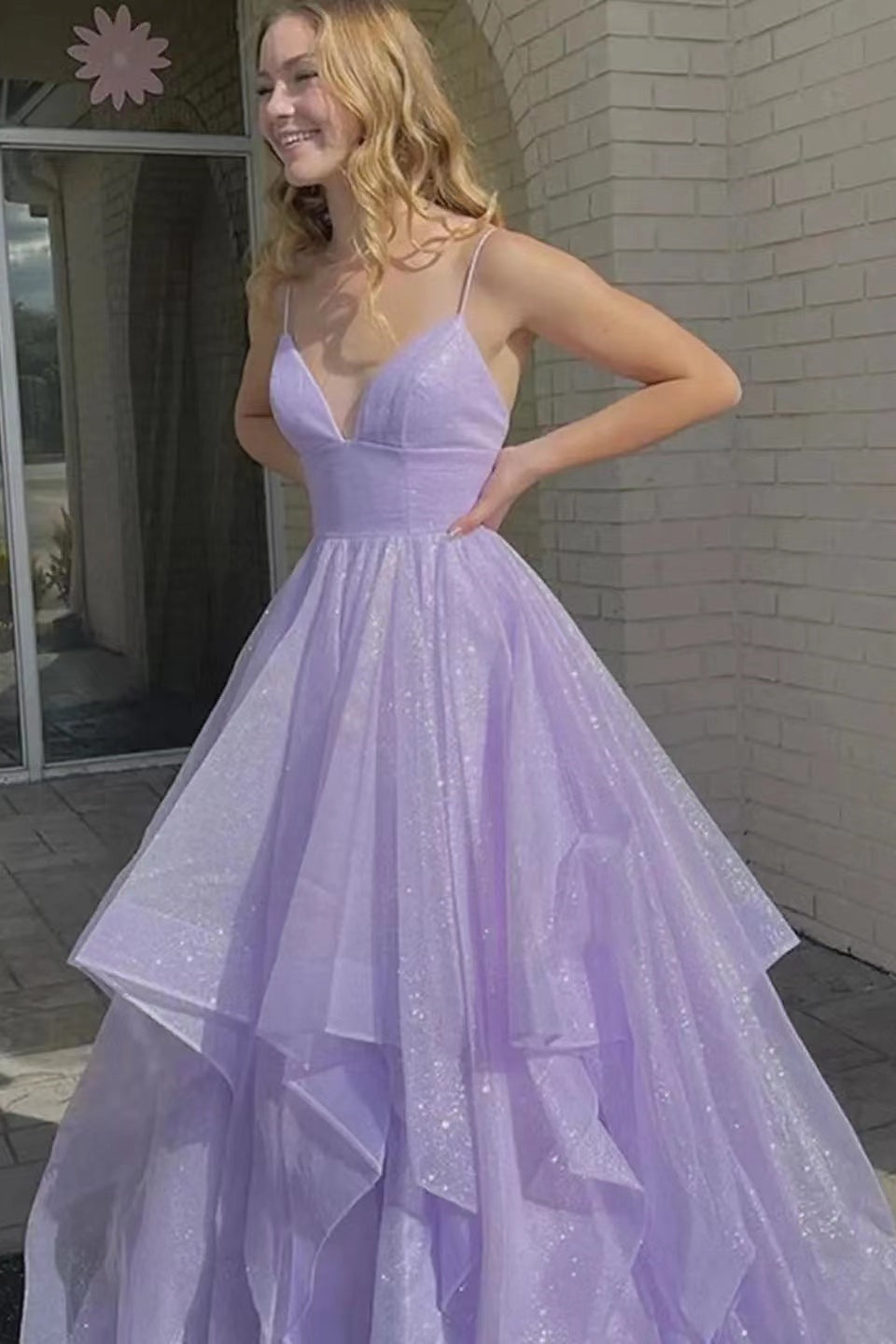 Vestido de festa formal comprido em tule, decote em V e corte A, com alças finas