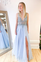 Langes A-Linien-Ballkleid aus Tüll mit tiefem V-Ausschnitt, Perlenbesatz und offenem Rücken und Schlitz