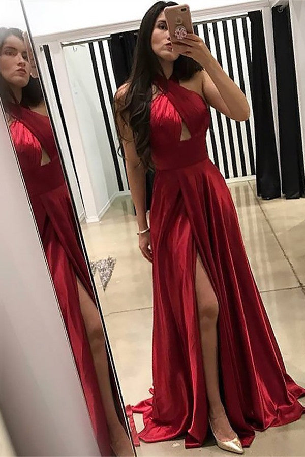 Vestido de festa comprido em cetim com decote halter e racha, corte A
