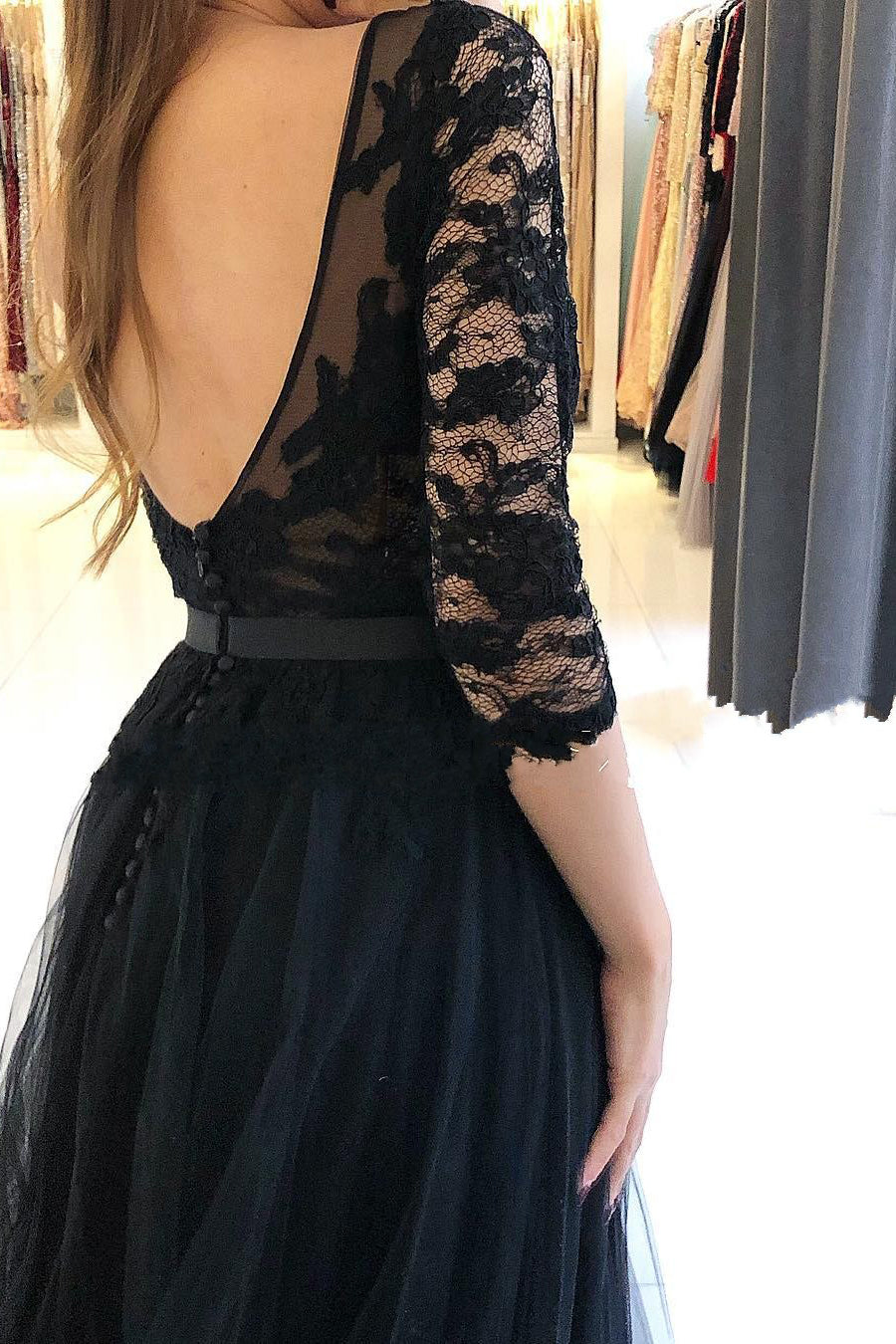 Langes schwarzes Ballkleid in A-Linie mit Spitzentüll und Schlitz vorne