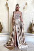 Robe de soirée et de bal longue en satin, coupe A, dos nu en dentelle, fente avant et poches