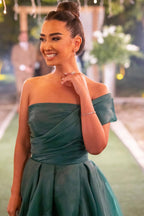 Vestido de festa comprido, corte A, sem alças, de um ombro só, com laço e racha frontal