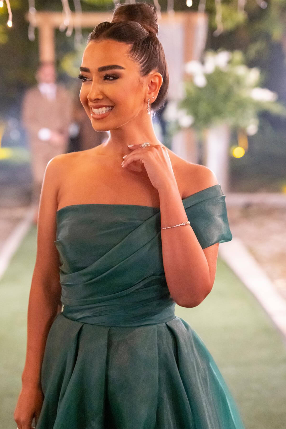 Vestido de festa comprido, corte A, sem alças, de um ombro só, com laço e racha frontal