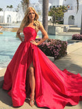 Langes, trägerloses A-Linien-Ballkleid aus Satin mit Seitenschlitz und Schleppe