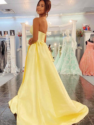 Langes A-Linien-Abendkleid mit Herzausschnitt und rückenfreiem Satin in Gelb
