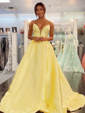 Vestido de noche largo formal amarillo estilo princesa sin espalda con escote corazón de satén