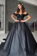 Robe de bal formelle noire en satin, longue et évasée, avec décolleté cœur et bretelles tombantes sur les épaules, ornée de dentelle