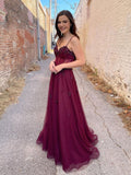 Vestido de fiesta largo en línea A con escote corazón y espalda descubierta de tul, color burdeos, para graduación y eventos formales nocturnos