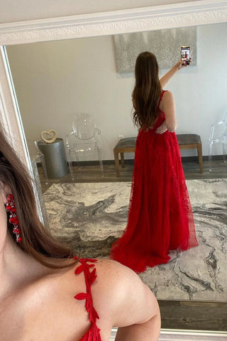 Langes A-Linien-Ballkleid mit V-Ausschnitt und Spitzentüll und Schlitz in Rot