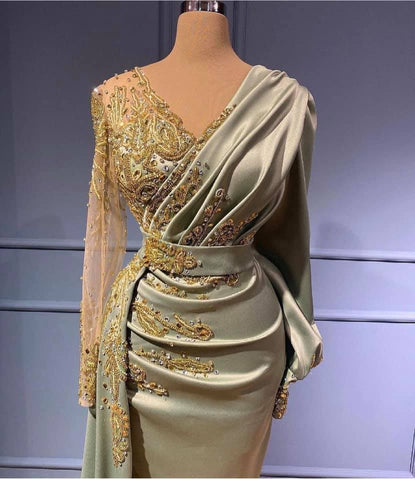 Langes A-Linien-Meerjungfrauen-Abendkleid mit V-Ausschnitt, Satinperlen und Ärmeln