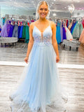 Vestido de Fiesta Largo de Línea A con Escote en V, Tulle y Espalda Abierta con Flores de Encaje Azul Cielo para Graduación y Eventos Formales