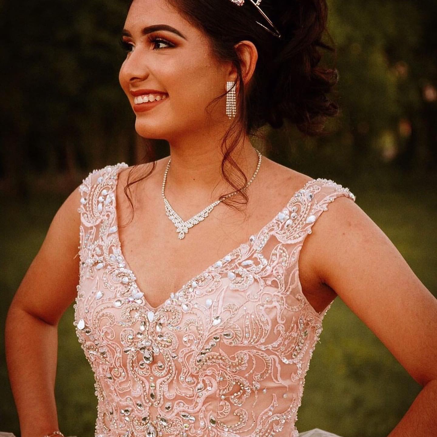 Vestido de baile comprido com decote em V e tule para quinze anos