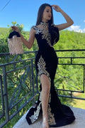 Vestido de Fiesta Largo Negro de Sirena con Cuello Alto, Aplicaciones de Encaje y Terciopelo con Abertura