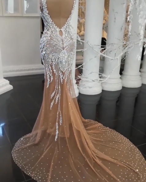 Langes Champagnerfarbenes V-Ausschnitt Perlenbesetztes Rückenfreies Meerjungfrauen-Brautkleid