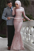 Robe de bal longue sirène à encolure haute avec applications de dentelle et manches