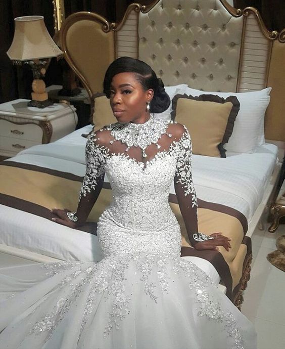 Langes Meerjungfrauen-Hochhals-Kleid mit Perlen, Spitze und Applikationen und Ärmeln für die Hochzeit