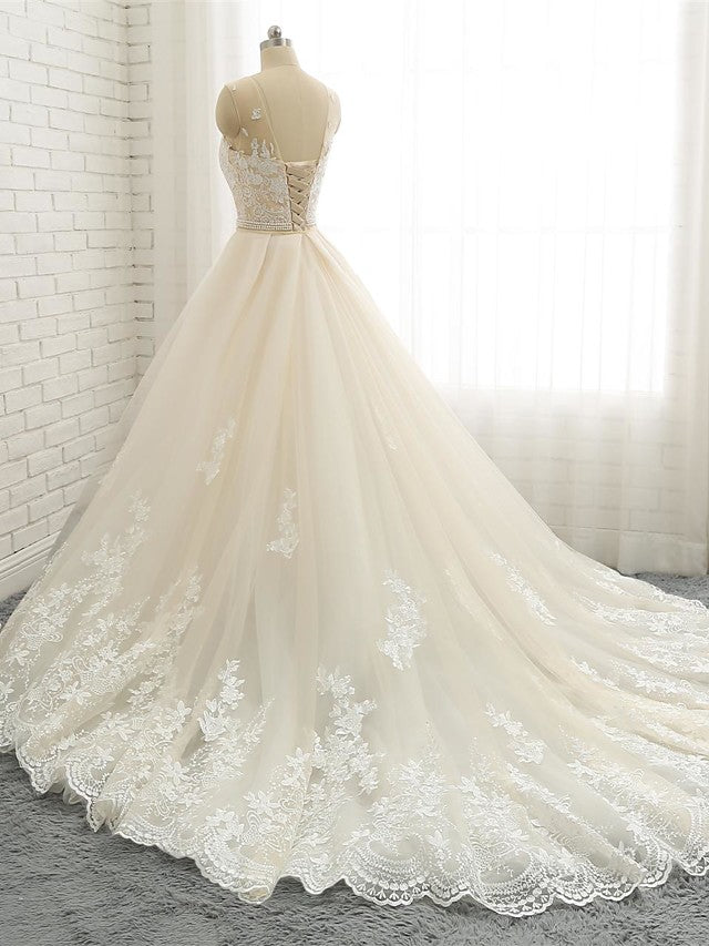 Vestidos de novia largos sirena con cuello joya, cola de capilla y encaje de tul