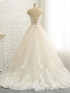 Vestidos de novia largos sirena con cuello joya, cola de capilla y encaje de tul