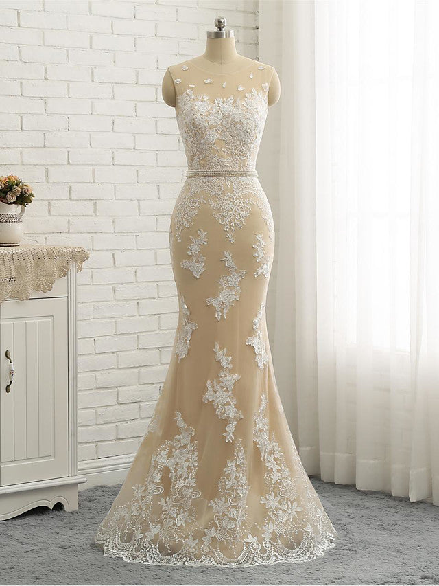 Vestidos de novia largos sirena con cuello joya, cola de capilla y encaje de tul