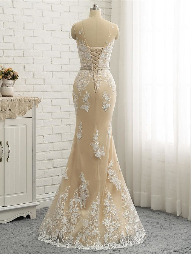 Vestidos de novia largos sirena con cuello joya, cola de capilla y encaje de tul